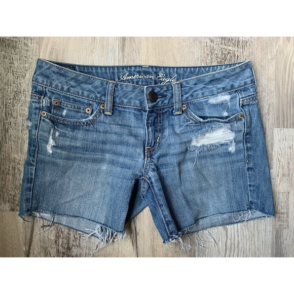 AEO : distressed denim low rise cut off shorts - Picture 6 of 14